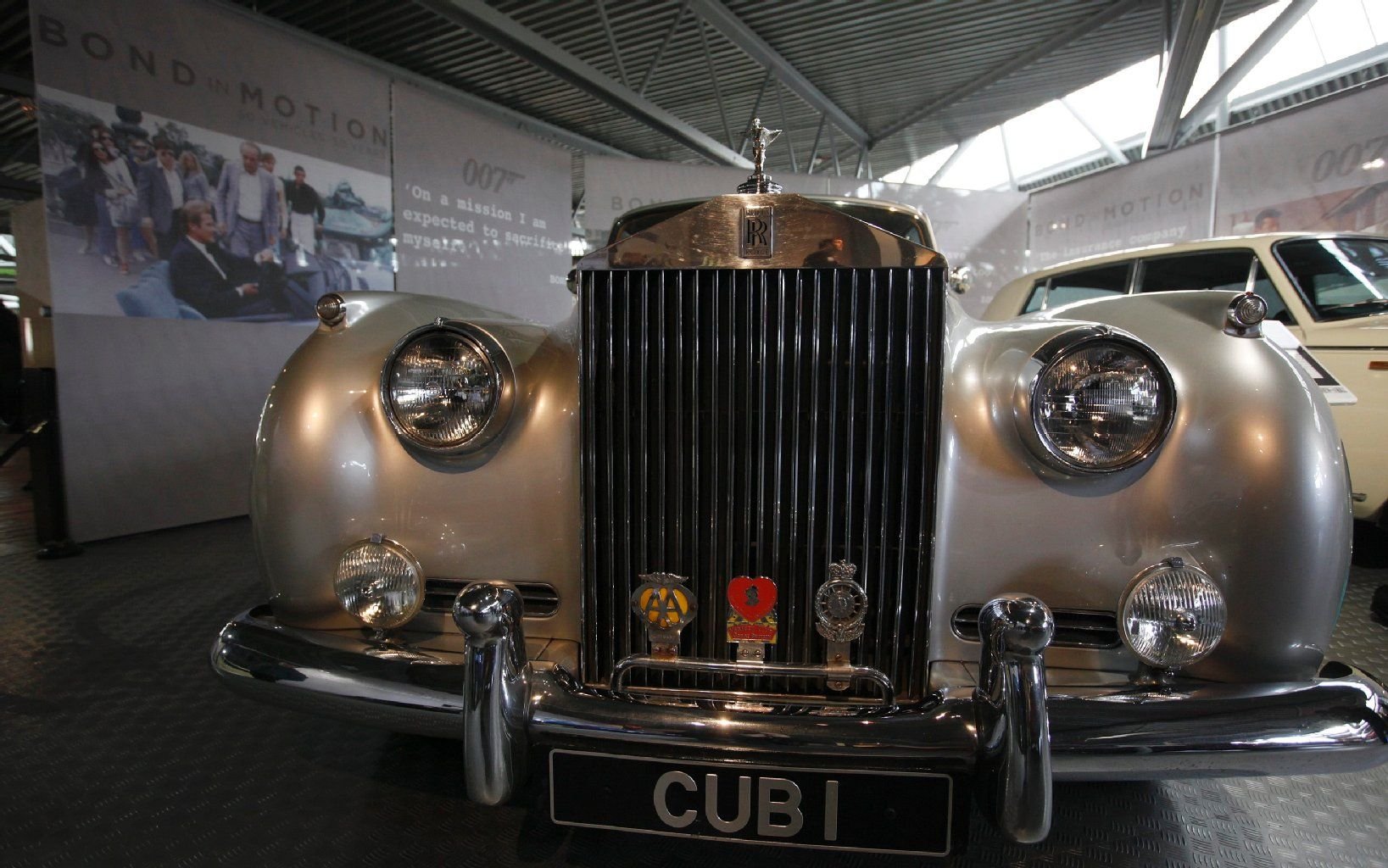 In dem Film „Im Angesicht des Todes“ fährt Roger Moore als James Bond diesen Rolls Royce Silver Cloud II.