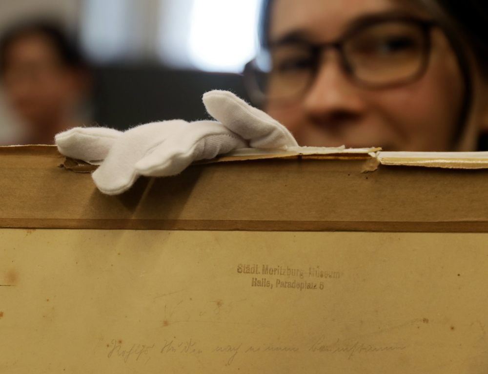 Dieser historische Stempel ist der Beweis, dass das Bild schon einmal in Halle hing und dem Kunstmuseum Moritzburg gehörte.