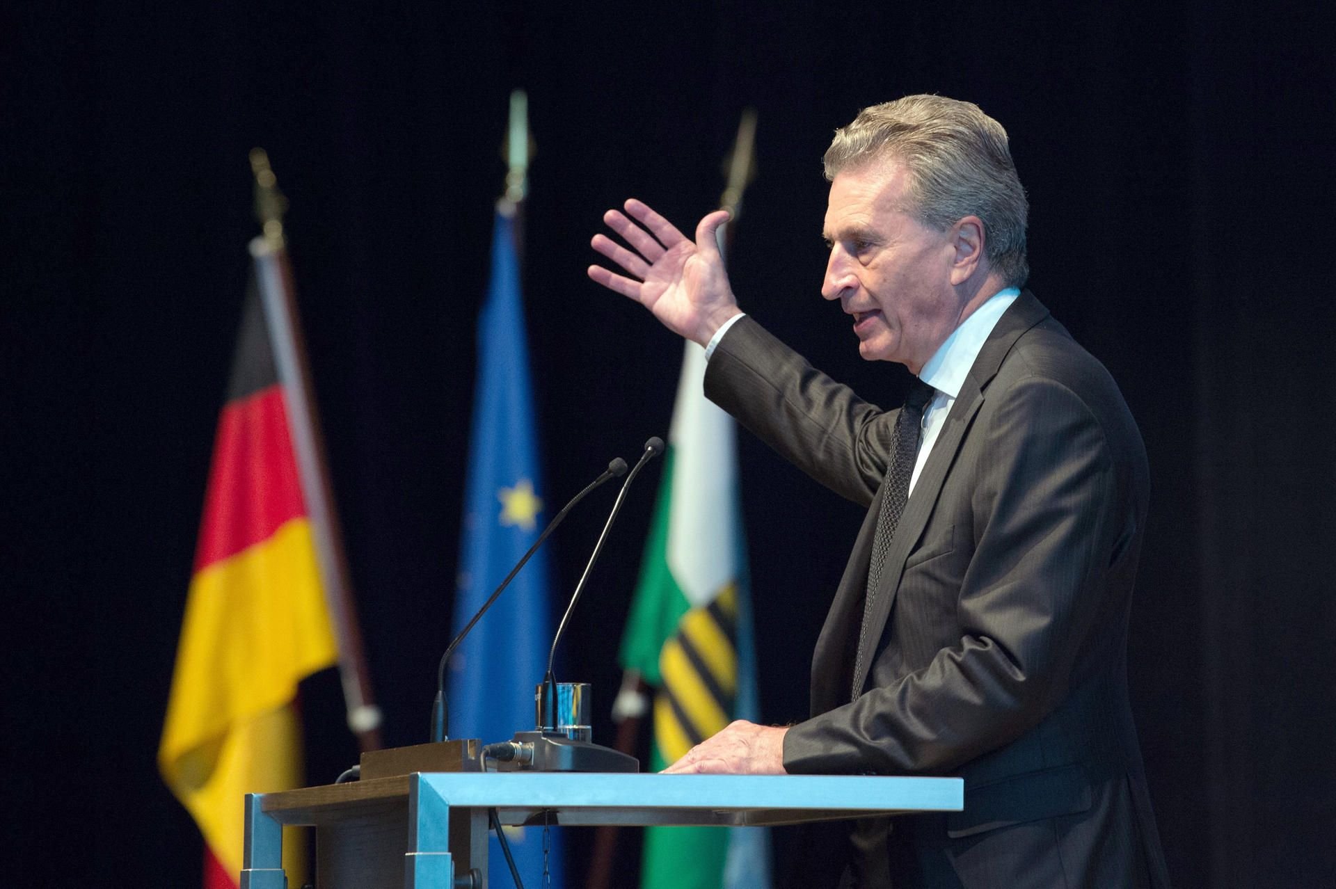 Der deutsche EU-Kommissar Günther Oettinger warf durch einen Flug im Privatjet eines kremlnahen Lobbyisten Fragen zur Nähe mit Lobbyisten auf.