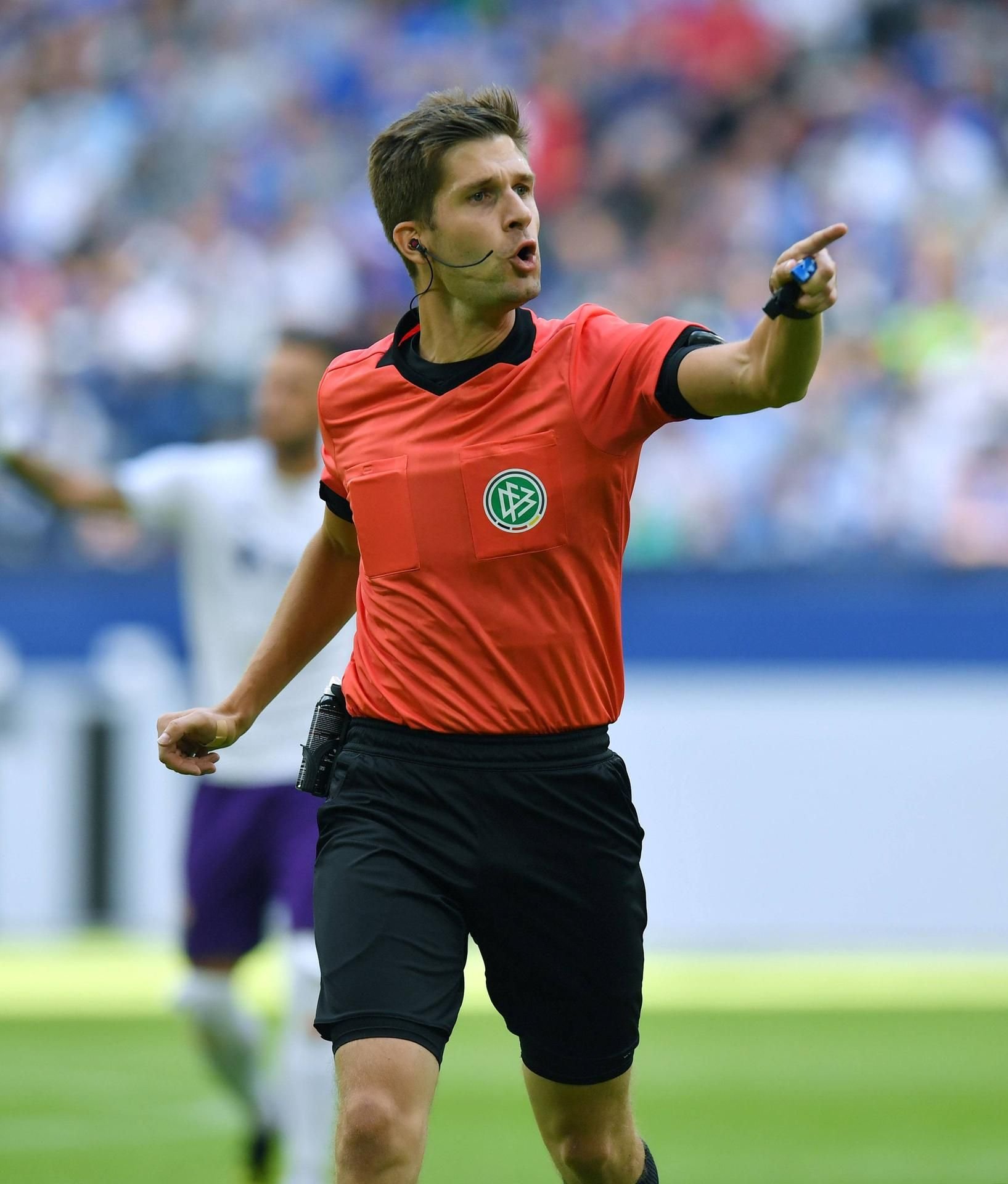 Schiedsrichter Markus Wollenweber geht am Sonntag nicht Cornflakes zählen, sondern leitet das Spiel zwischen den HFC und dem SV Meppen.