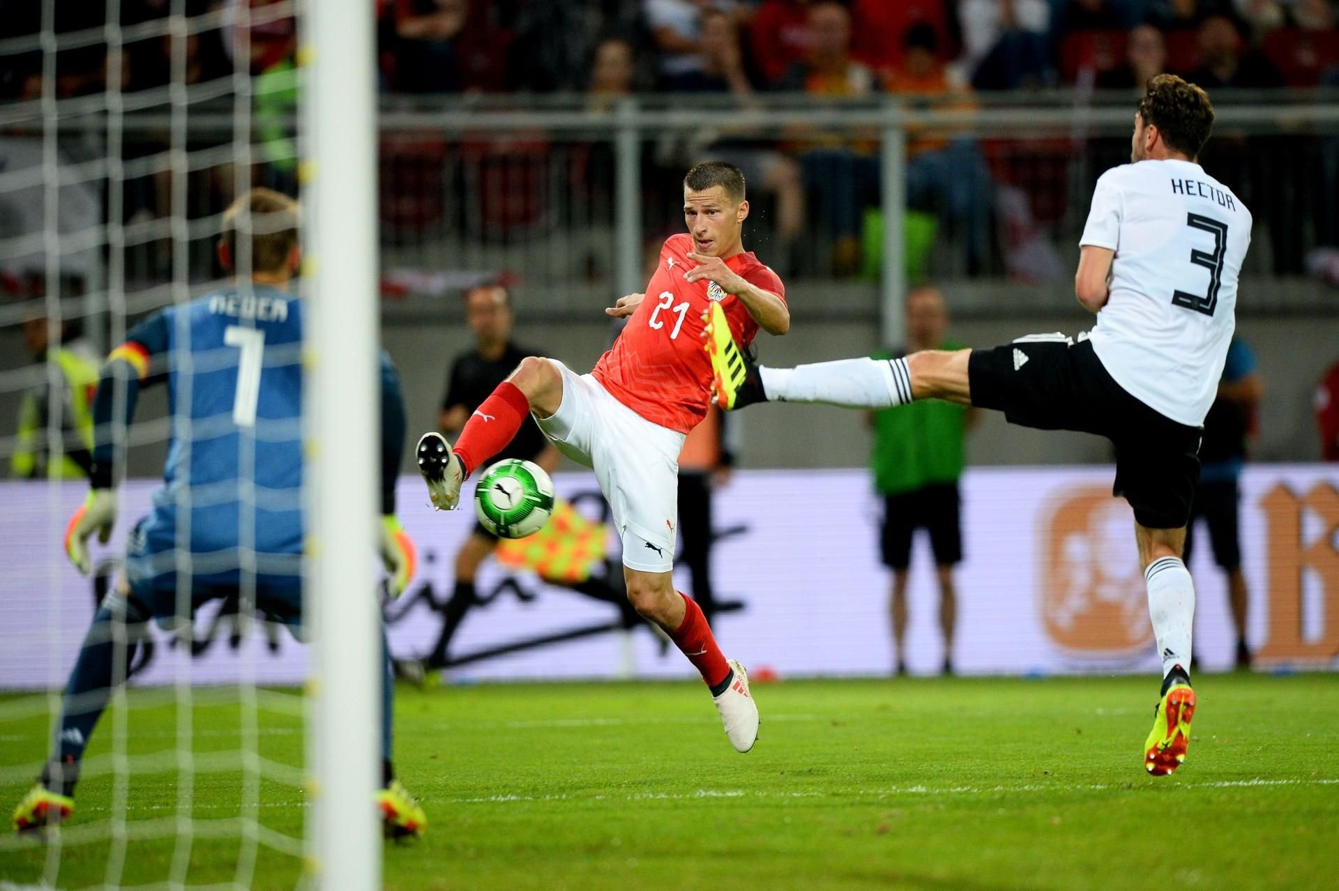 Jonas Hector (r.) im Spiel gegen Österreich