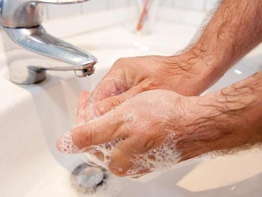 Vor dem Zubereiten von Speisen, vor dem Essen, nach dem Toilettengang und beim nach Hause kommen sollte Händewaschen Pflicht sein.