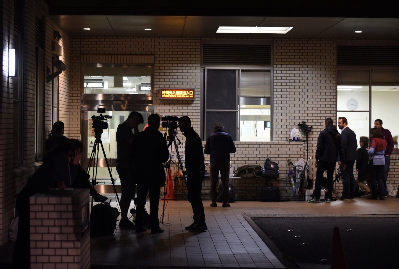 Vor der Klinik in Yokkaichi warten die Pressevertreter auf Neuigkeiten vom verunglückten Jules Bianchi.