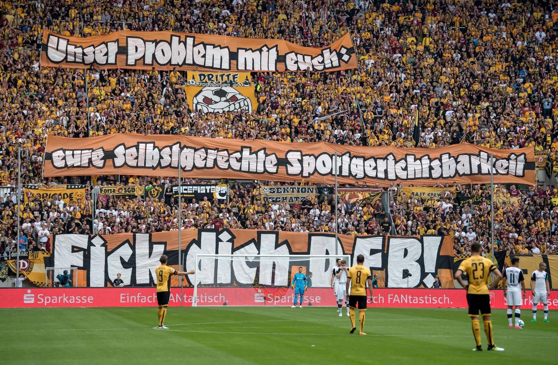 Dresdens Fans halten zu Beginn des Spiels ein Spruchband mit der Aufschrift: "Unser Problem mit euch: eure selbstgerechte Sportgerichtsbarkeit - Fick dich DFB!"