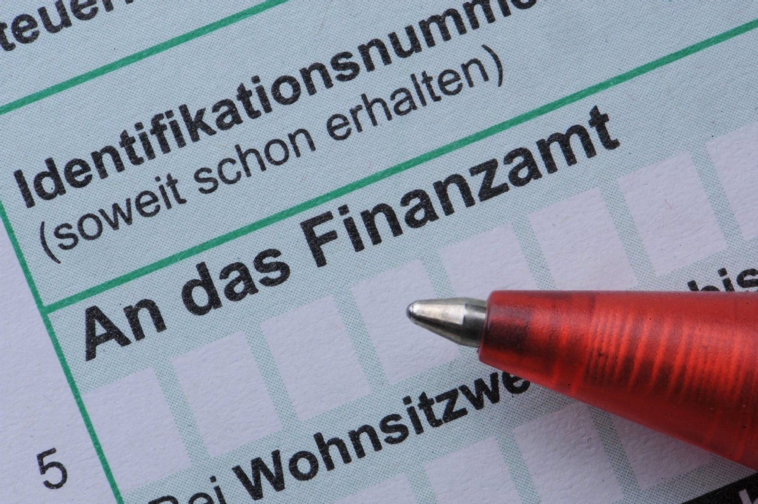 Wer ein zu versteuerndes Einkommen über 8.354 Euro pro Jahr hat, zahlt Einkommensteuer und muss eine Steuererklärung abgeben. Das ist gar nicht so kompliziert, wenn man die Grundregeln kennt.