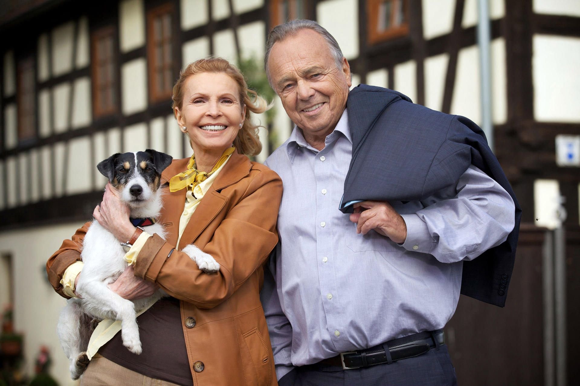 Hund Hugo, Jutta Kammann (Oberschwester Ingrid Rischke) und Dieter Bellmann (Prof. Gernot Simoni). Am 20.11.2018 verabschiedet sich „In aller Freundschaft“ in der Folge „In bester Gesellschaft“ von dem Verstorbenen.