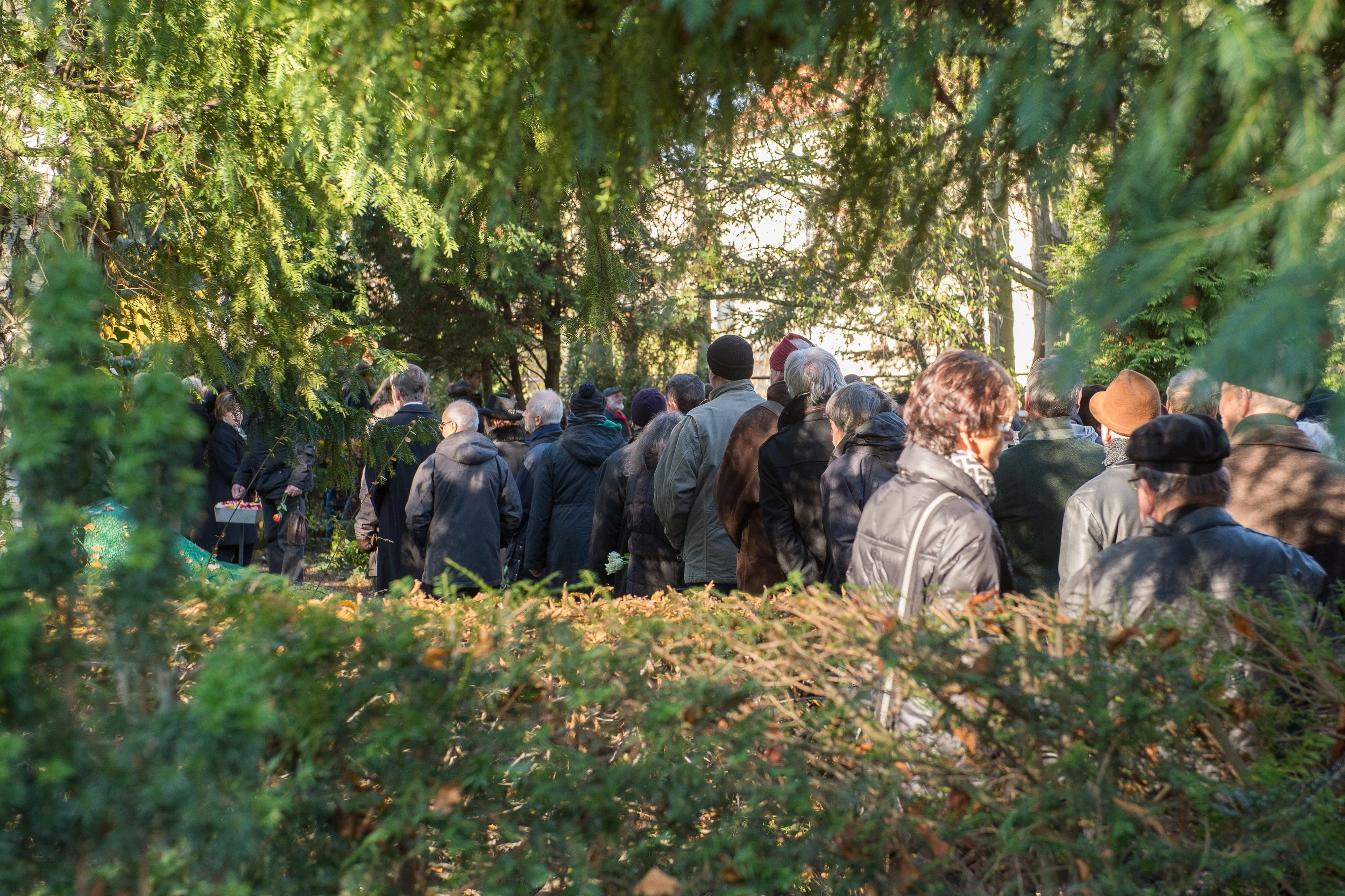 Trauergäste bei der Beisetzung Otto Möhwalds auf dem Friedhof in Halle-Kröllwitz.