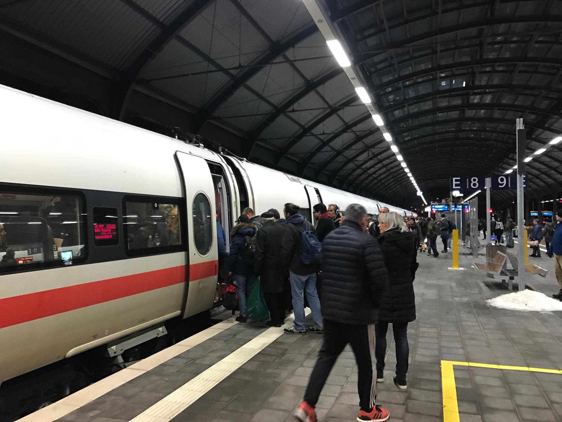 Einsteigen bitte! Nach zwei Jahren hat Halle wieder direkten ICE-Anschluss nach München, schneller als jemals zuvor. Wenn alles rollt, wie es soll.