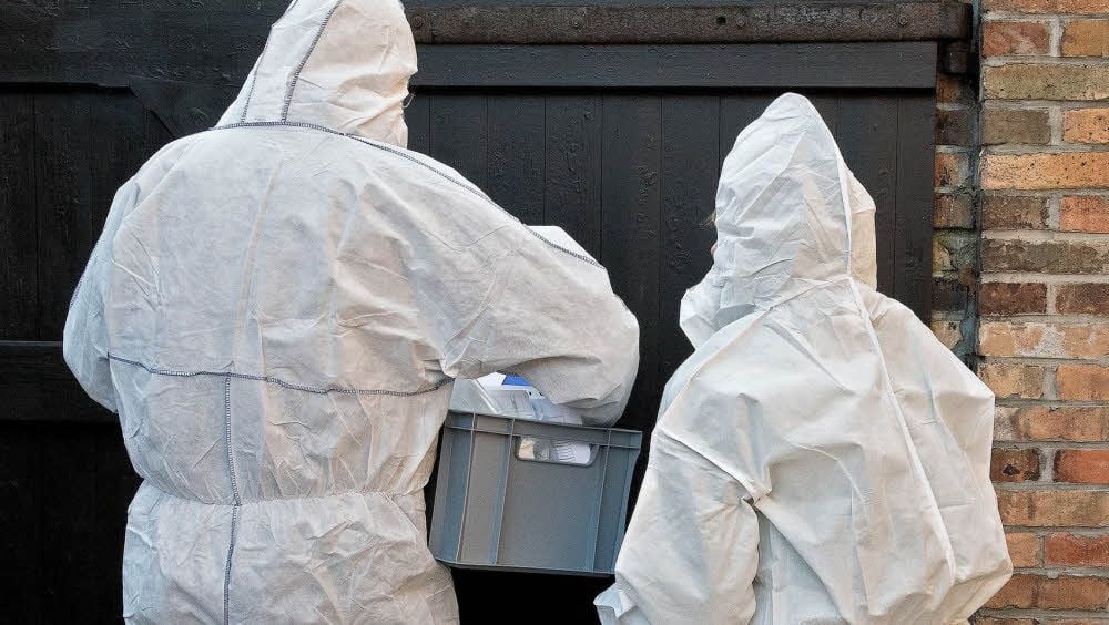In Schutzkleidung kontrollieren die Mitarbeiter des Veterinäramts die Geflügelbestände in der Sperrzone.