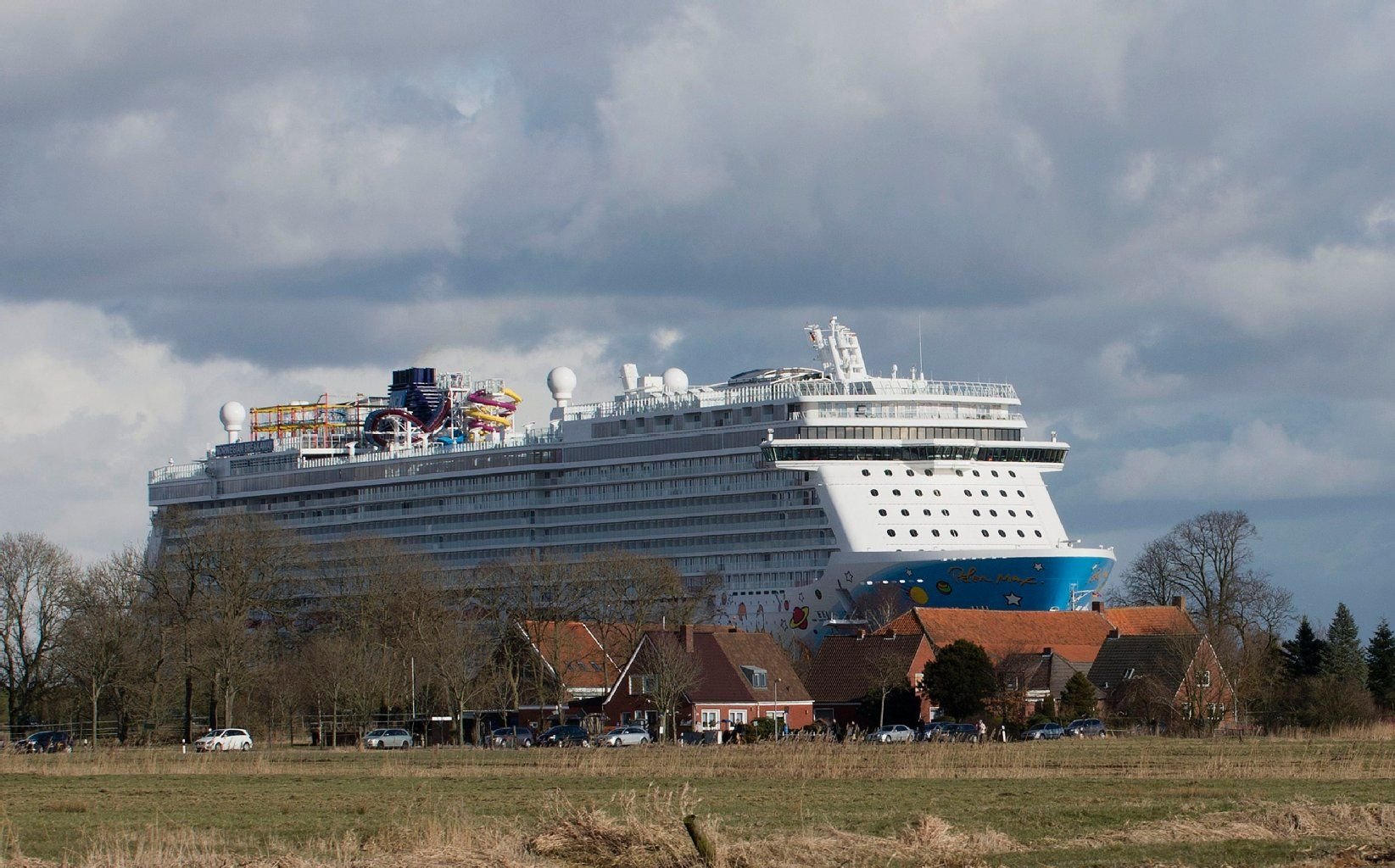 Landidylle mit Schiffsriese: Die „Breakaway“ bei Leer.