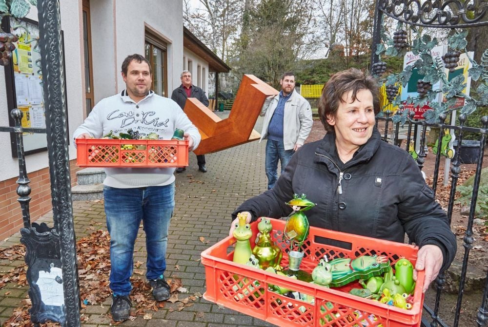 Peter (v.li.), Lothar sen., Lothar jun. und Marion Jänsch räumen seit Jahresbeginn die persönlichen Gegenstände aus dem „Paradies“ in Bernburg aus.