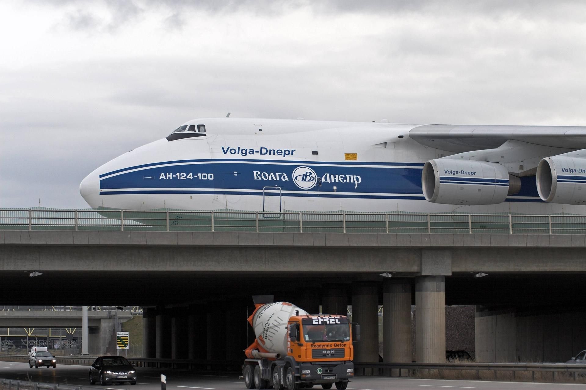 Eine Antonov AN 124-100 der Fluggesellschaft - Volga Dnepr - überquert die Autobahn 14 am Flughafen Leipzig/Halle.