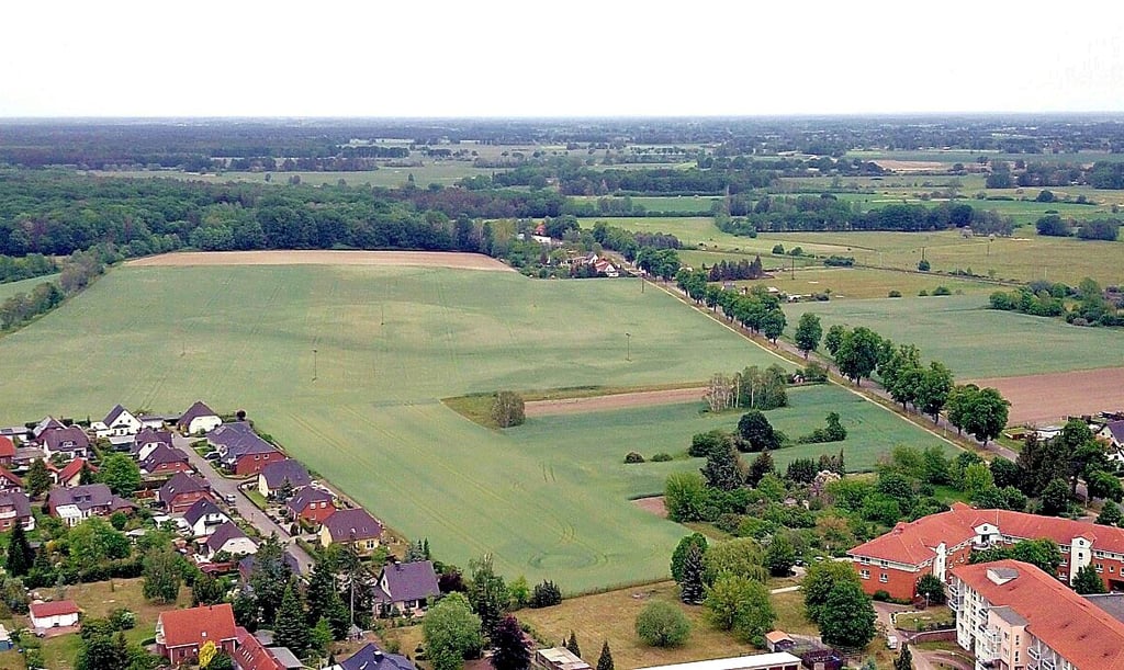 Blick auf den nördlichen Stadtrand von Osterburg. Dort soll das neue Wohnquartier entstehen.