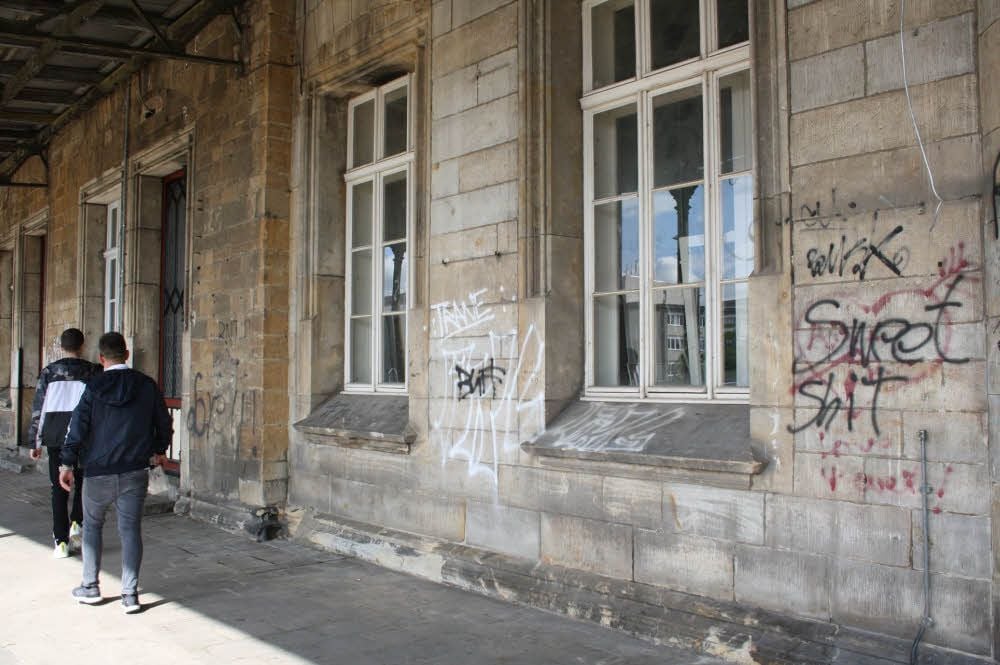 Die Fassade des denkmalgeschützten Bahnhofsgebäudes in Quedlinburg ist wieder beschmiert.