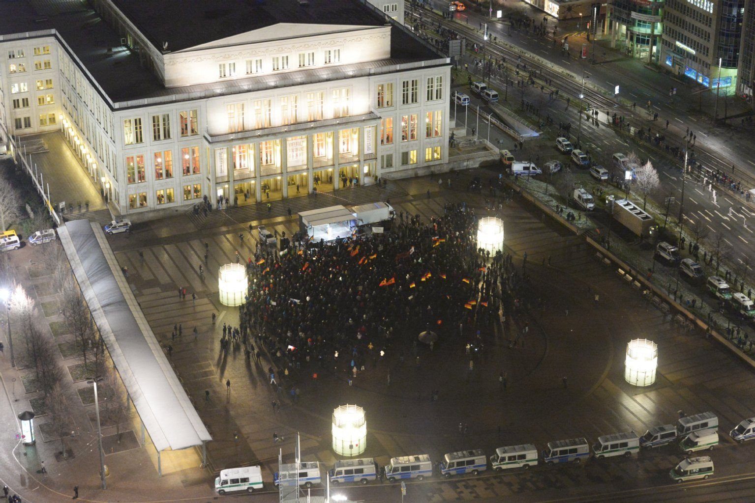 Mit knapp 1000 Teilnehmern haben sich am Freitag auf dem Augustusplatz in Leipzig deutlich weniger Anhänger der islamkritischen Bewegung «Leipzig gegen die Islamisierung des Abendlandes» eingefunden als angekündigt.