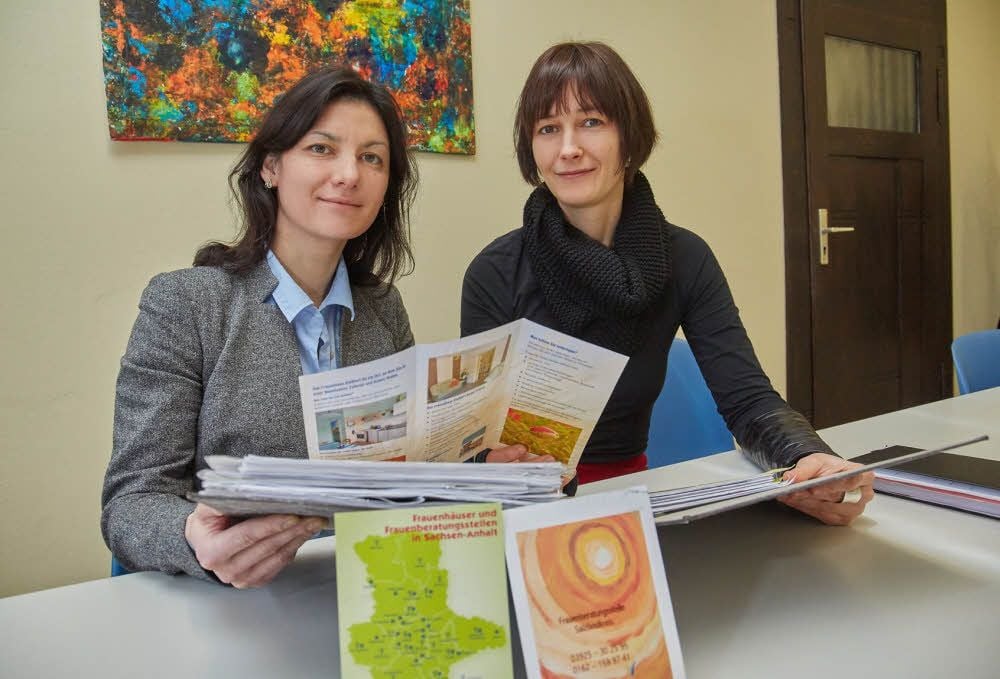Ekaterina Müller (li.) und Kristin Hacker ermutigen Frauen, sich in der Beratungsstelle zu melden.