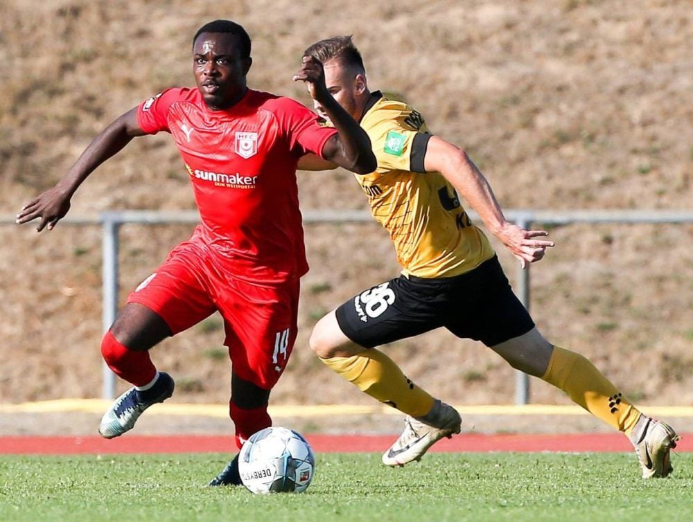 Ishmael Schubert-Abubakari (l.) - hier im Testspiel gegen Dynamo Dresden - hatte keine Einsatzminute. Wird er verliehen?