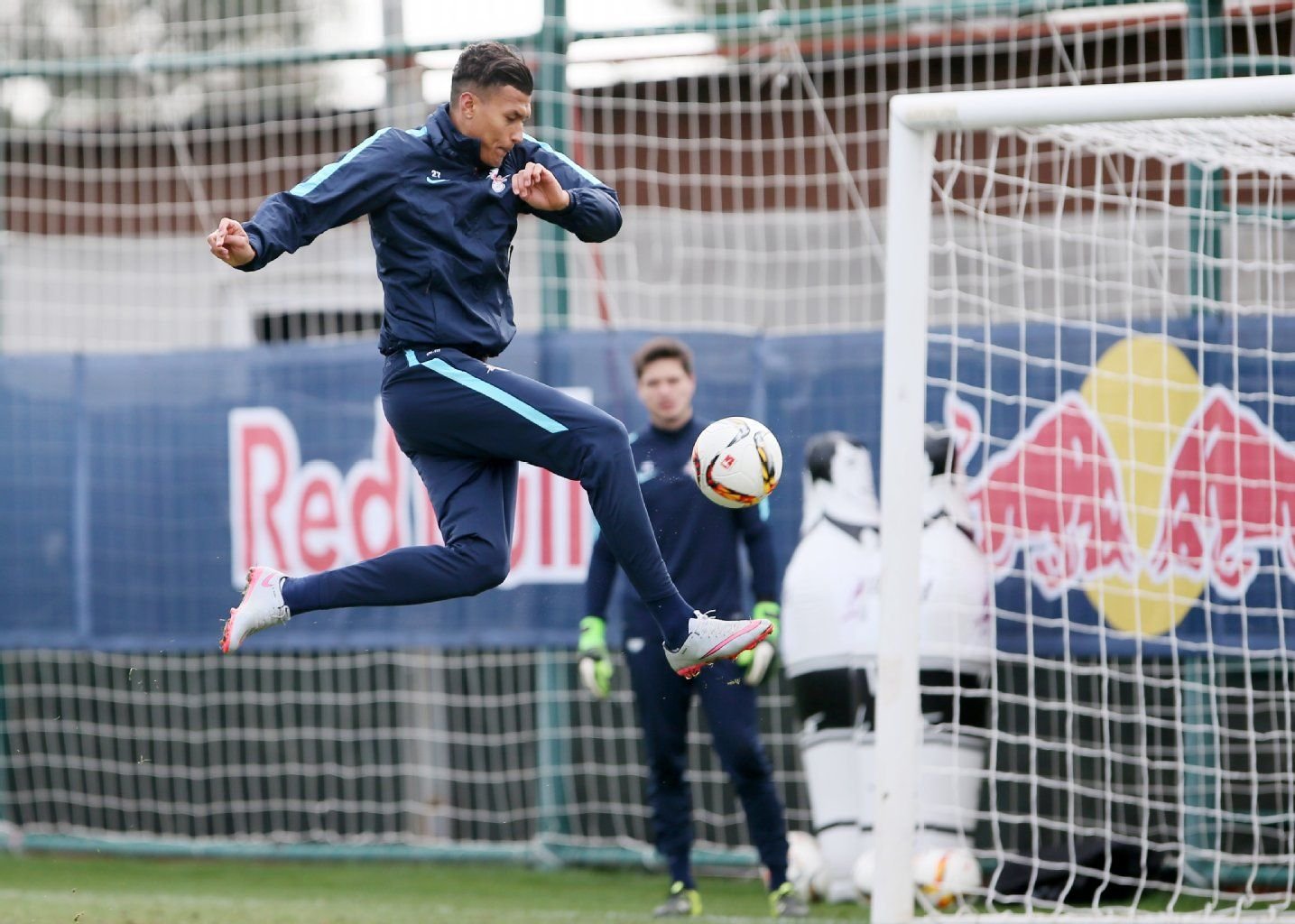RB Leipziger-Spieler Davie Selke beim Torschuss.