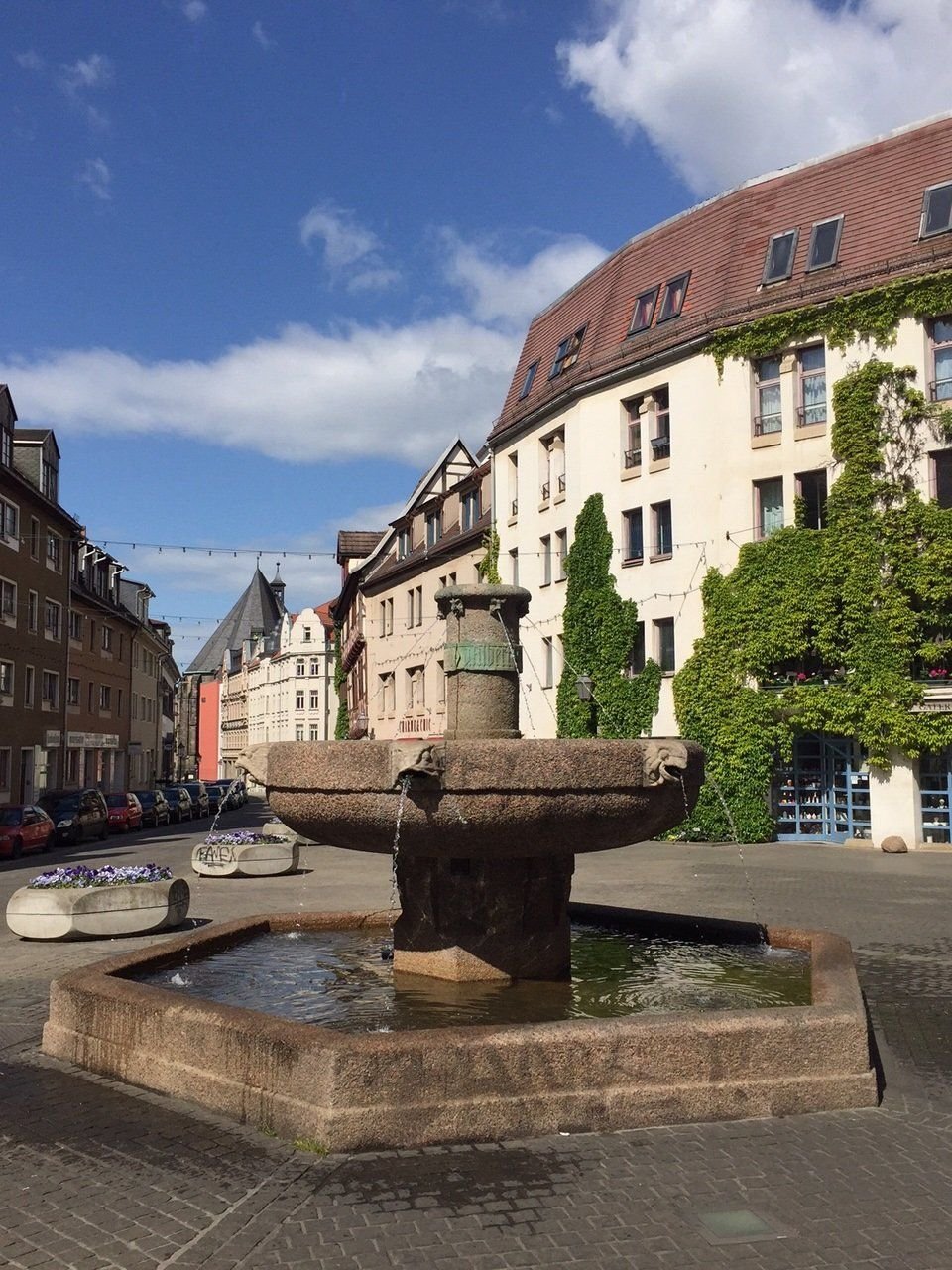 Der Brunnen am Alten Markt in Halle muss seit Sonntagnacht wieder einmal ohne Eselsfigur auskommen.