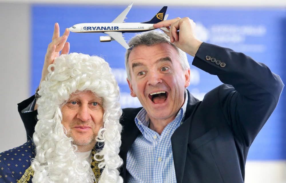 Da war es noch lustig: Ryanair-Chef Michael O'Leary (r.) posiert mit Händel-Darsteller Hans-Jürgen Hintzsche 2013 am Flughafen Leipzig/Halle.