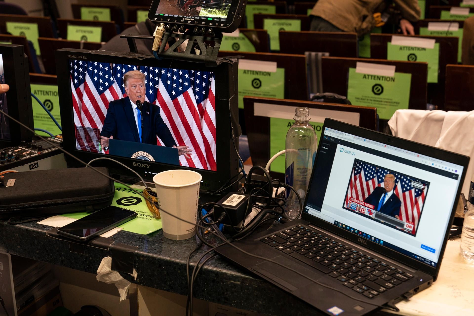 Monitore in einem Presseraum zeigen die Rede von US-Präsident Trump. Trump hat angesichts der Verzögerung bei einem Wahlergebnis bei der US-Wahl von «Betrug» gesprochen.