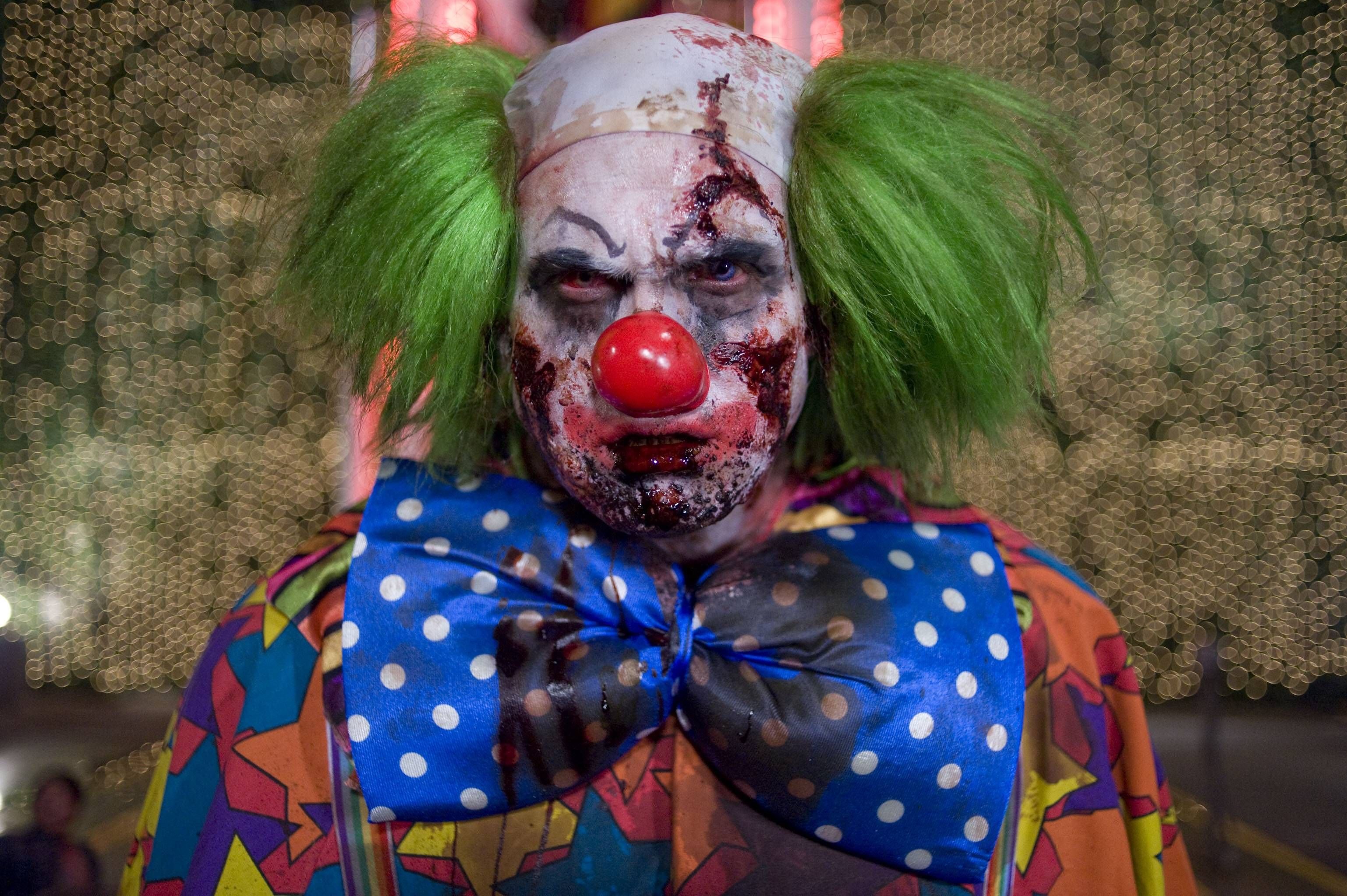 Horror-Clowns sind darauf aus, Leute zu erschrecken.