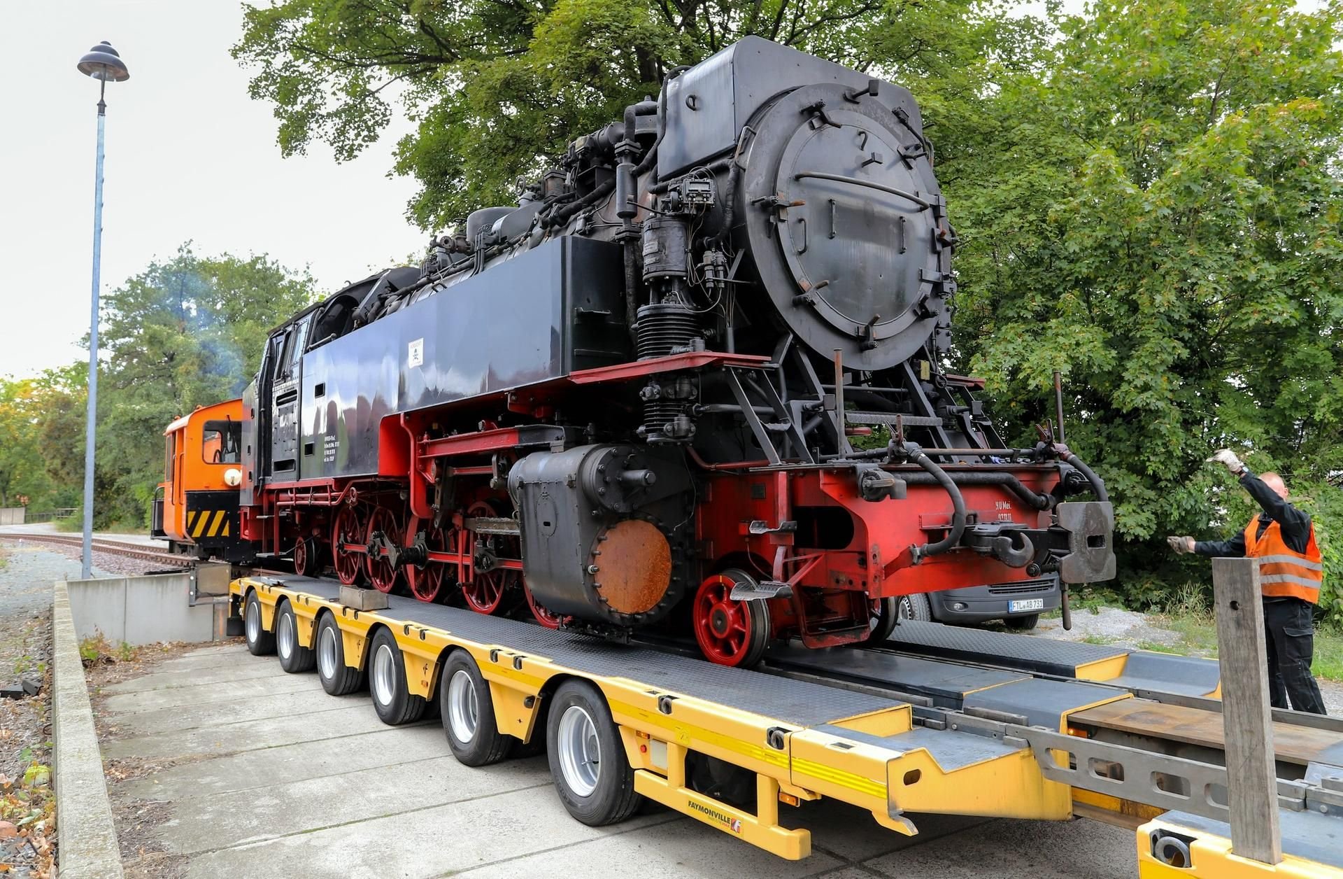 Auf nach Thüringen: Am vergangenen Montag wurde die „Brockenlok“ 99 7237 in Wernigerode auf einen Straßentieflader der EisenbahnBau- und Betriebsgesellschaft Pressnitztalbahn mbH verladen und ins Dampflokwerk Meiningen transportiert.