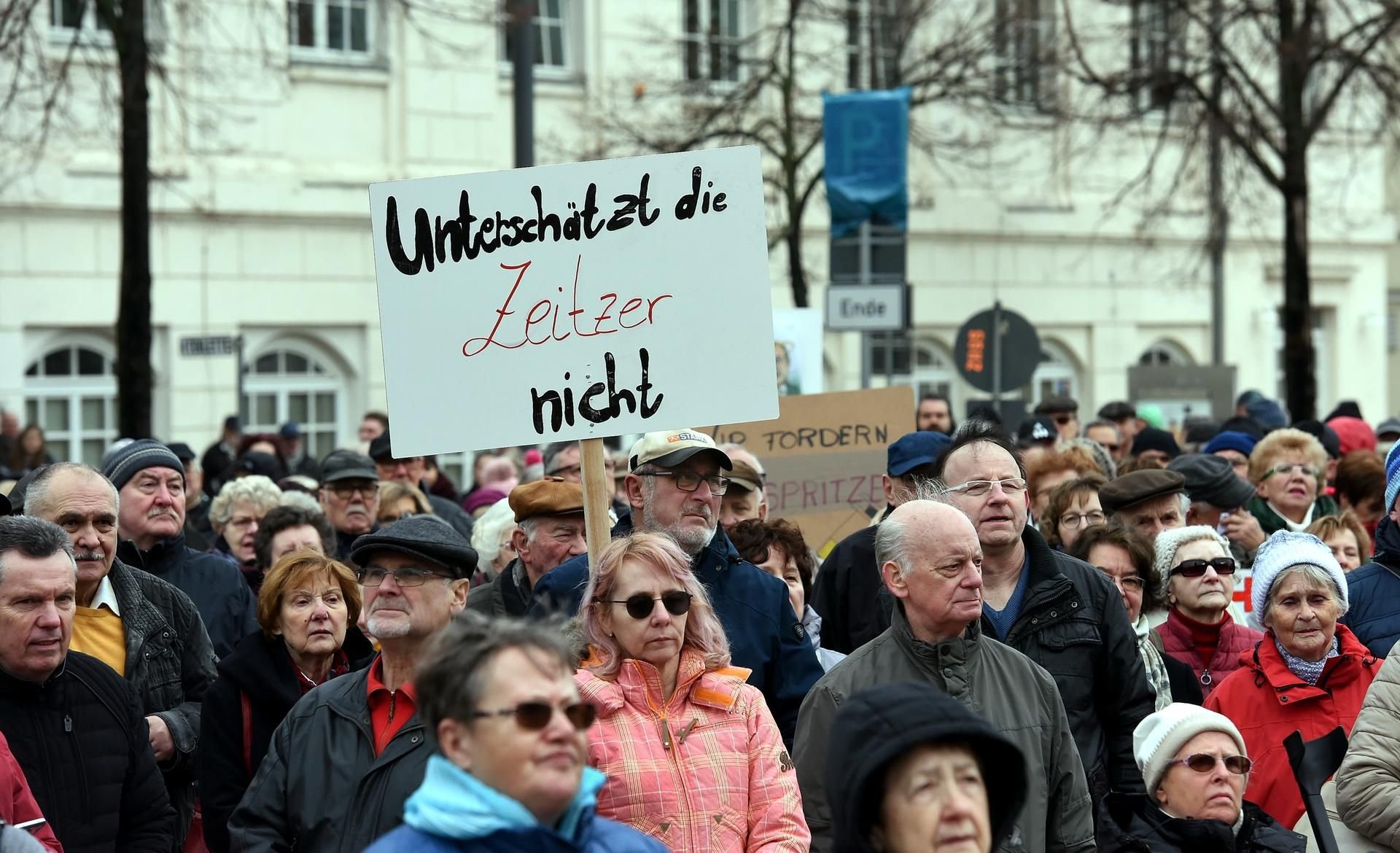 Knapp 600 Zeitzer taten ihre Meinung und ihren Unmut auf einer Protestkundgebung vor dem Rathaus kund.