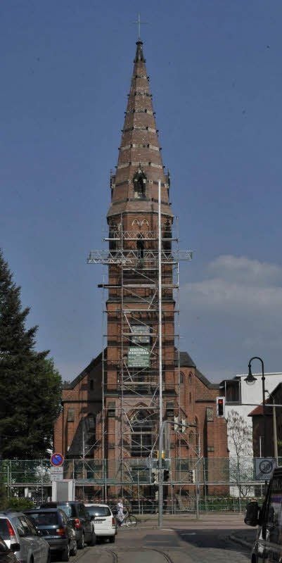 Der Kirchturm von St. Peter und Paul ist seit zwei Wochen noch mehr ein Blickfang als sonst. Er wird zur Sanierung seiner Spitze eingerüstet.