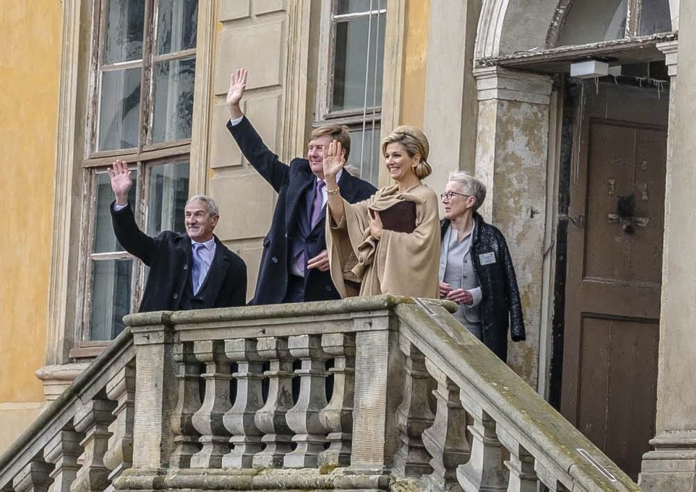 Das Königspaar mit Bürgermeister Uwe Zimmermann und Gartendirektorin Brigitte Mang vor dem Schloss