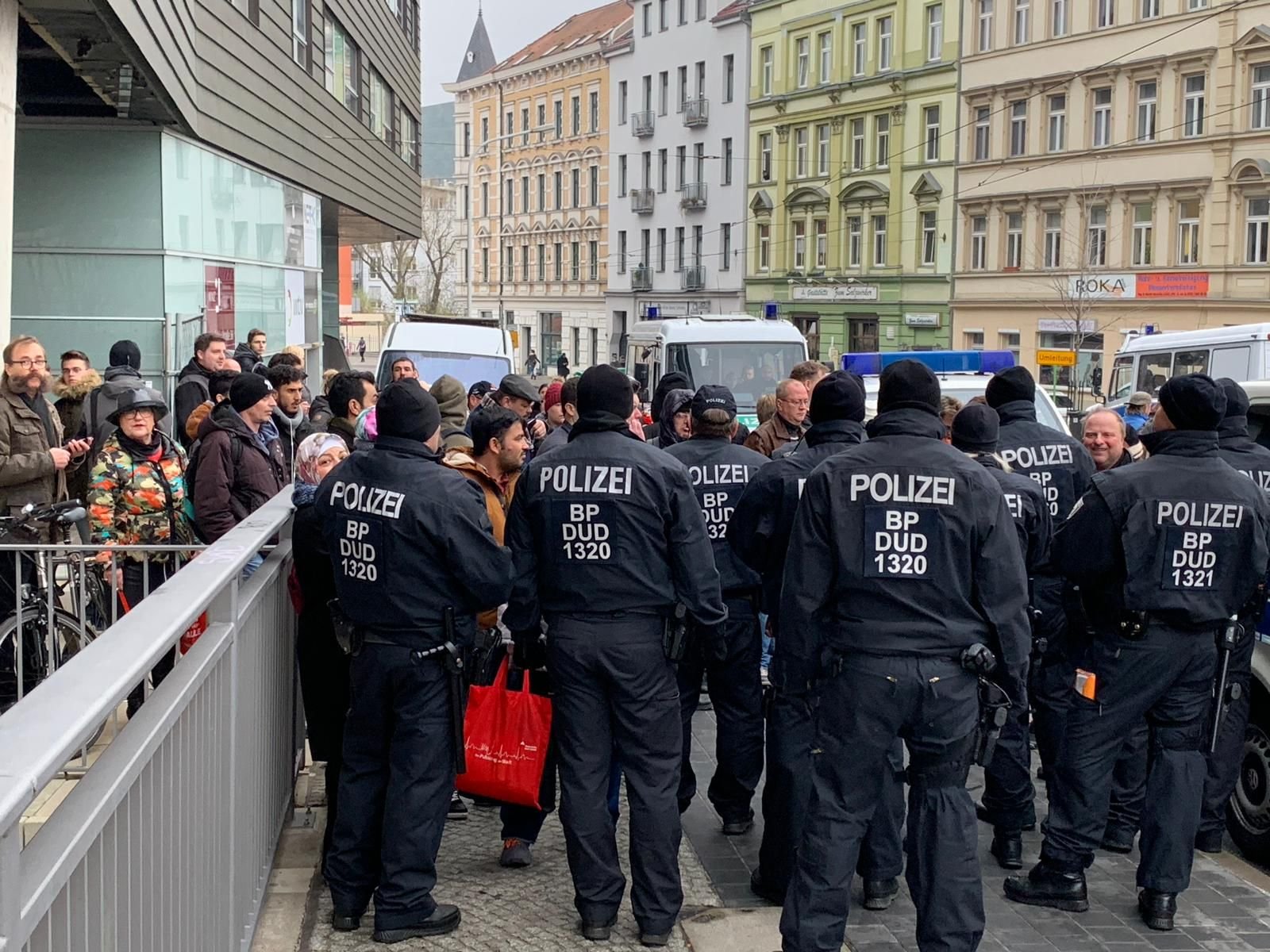 Anwohner sind sauer, weil sie nicht nach Hause kommen. Konfliktmanager schalten sich ein.