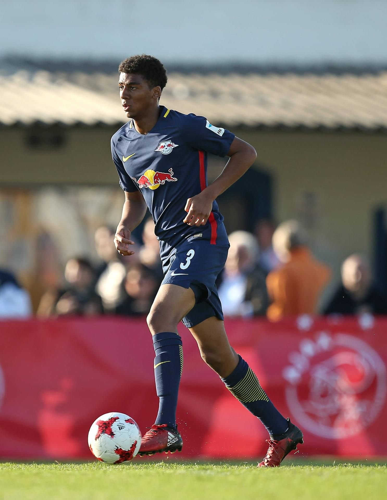 Bernardo am Ball für RB Leipzig.