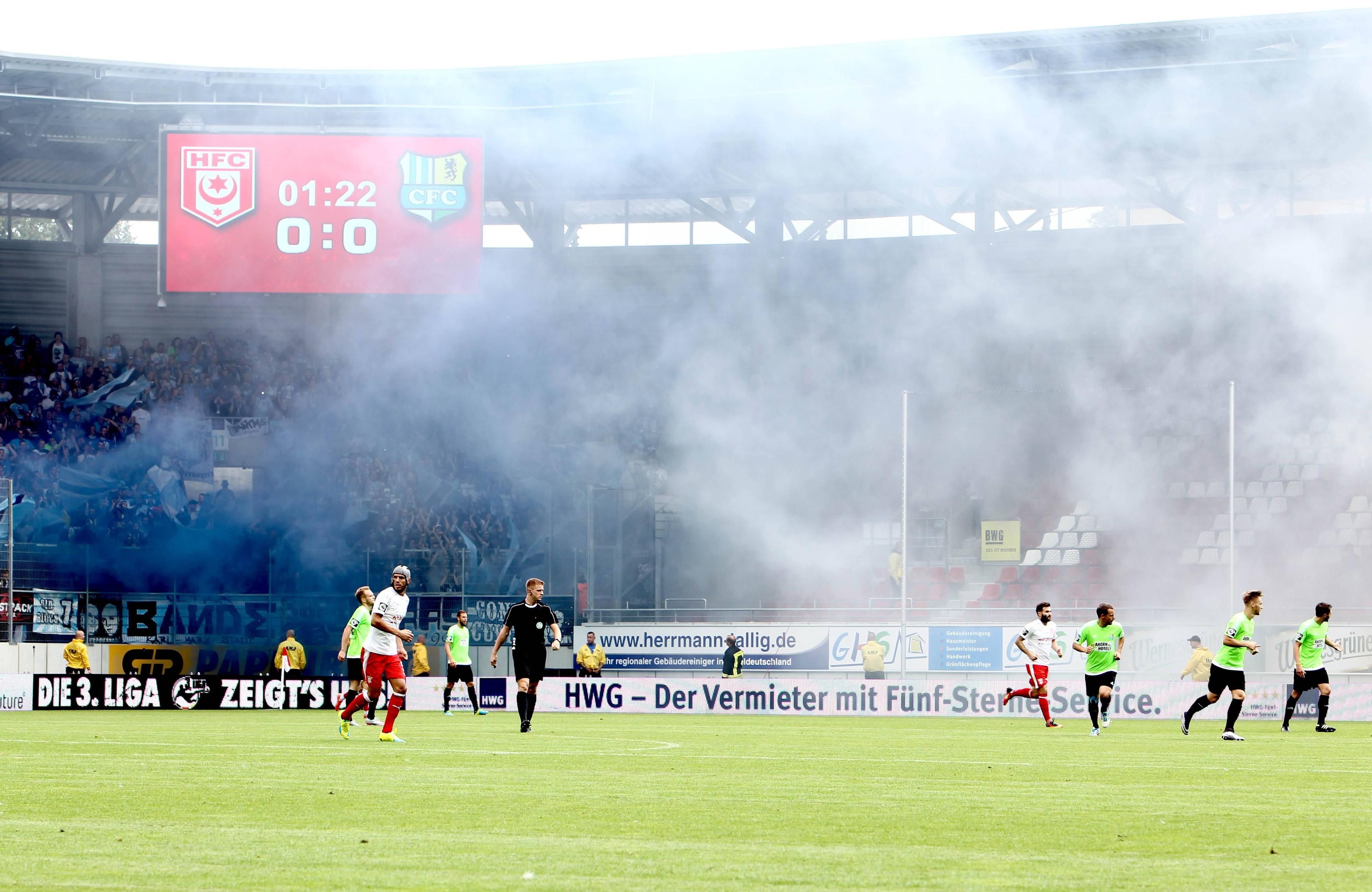 Fans des Chemnitzer FC hatten bei der Partie in Halle Bengalos gezündet.