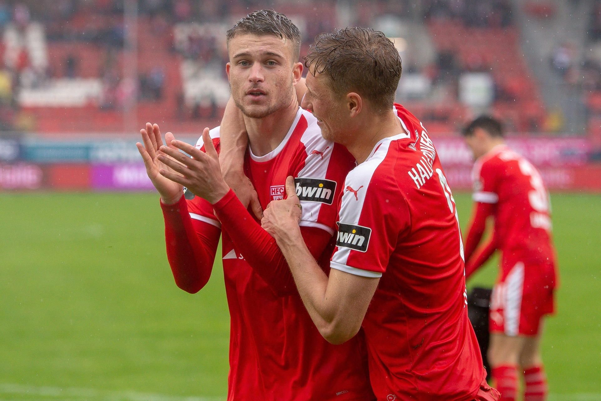 Kilian Pagliucas Zeit beim Halleschen FC ist vorbei. Hier wird der Stürmer (l.) vom Teamkollegen Tobias Schilk geherzt.