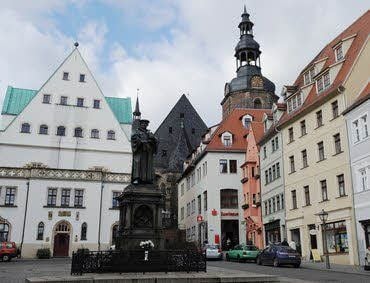 Der Marktplatz in Eisleben mit dem Martin-Luther-Denkmal.