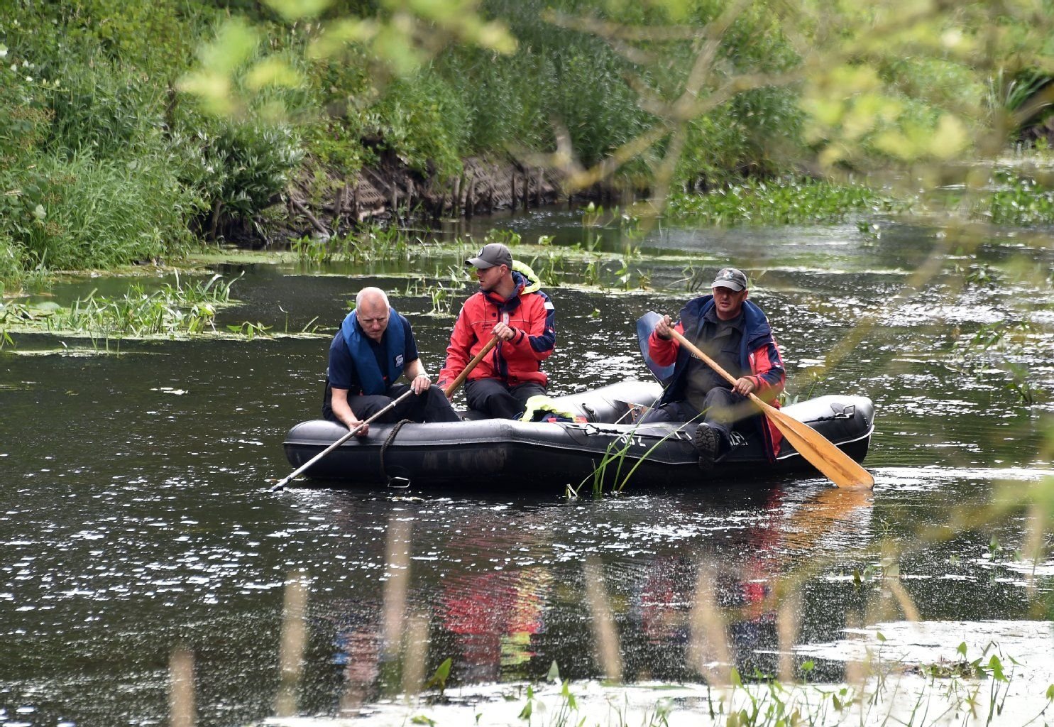 Polizisten suchen in einem Schlauchboot auf der Nuthe in Potsdam nach Spuren des verschwundenen sechsjährigen Elias.