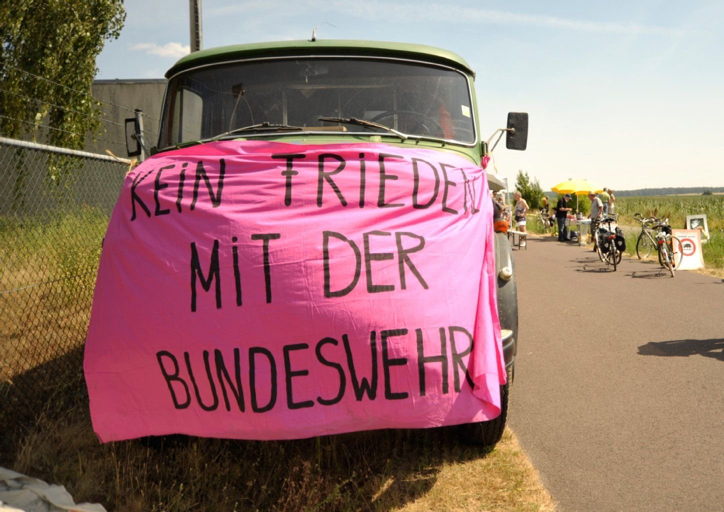 Ein Transparent mit der Aufschrift "Kein Frieden mit der Bundeswehr" hängt am Aktionscamp von Friedensaktivisten.