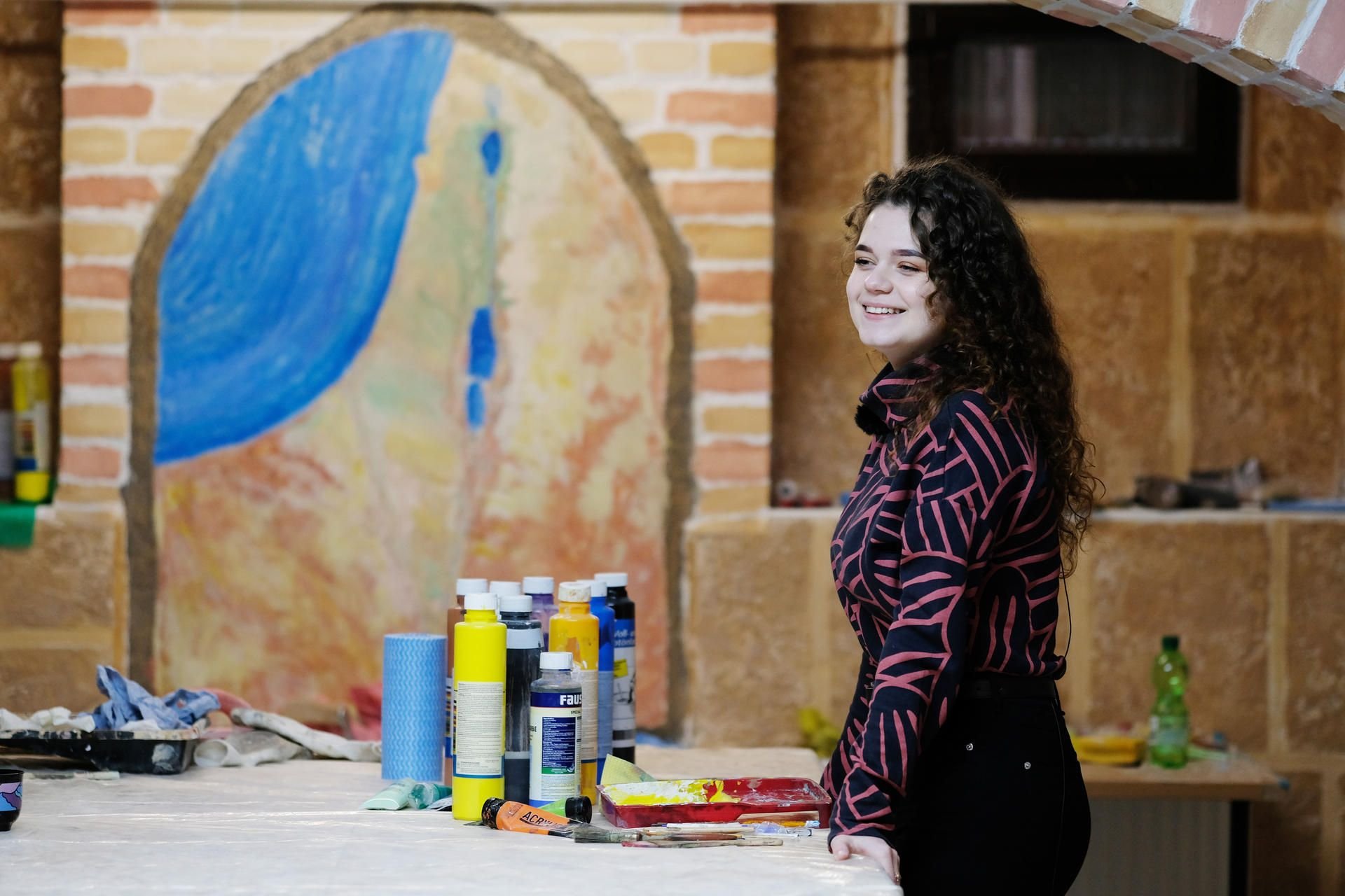 Lidia Edel, Schülerin und Mitwirkende der jüdischen Gemeindes der Stadt, steht in ihrer Werkstatt im Keller des Gemeindezentrums.