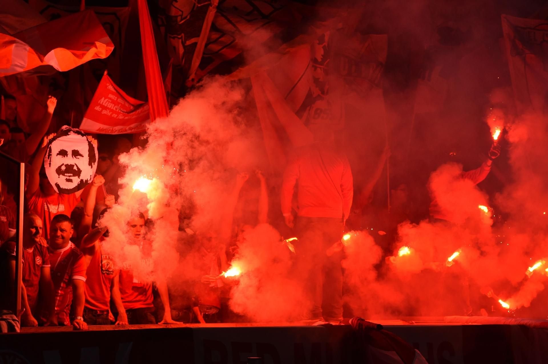Während des DFB-Pokalfinales im Olympiastadion wurde Pyrotechnik gezündet.
