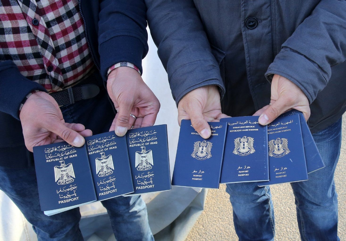 Pässe von Flüchtlingen aus dem Irak und aus Syrien