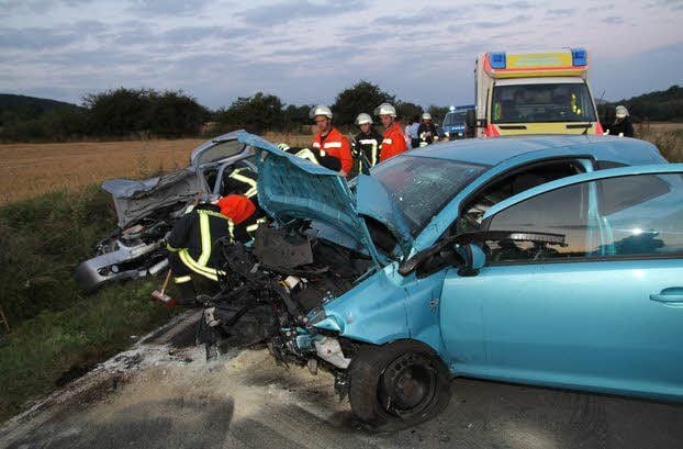 So sah es an der Unfallstelle aus: Wie durch ein Wunder überlebten alle drei Insassen der beiden Fahrzeuge.