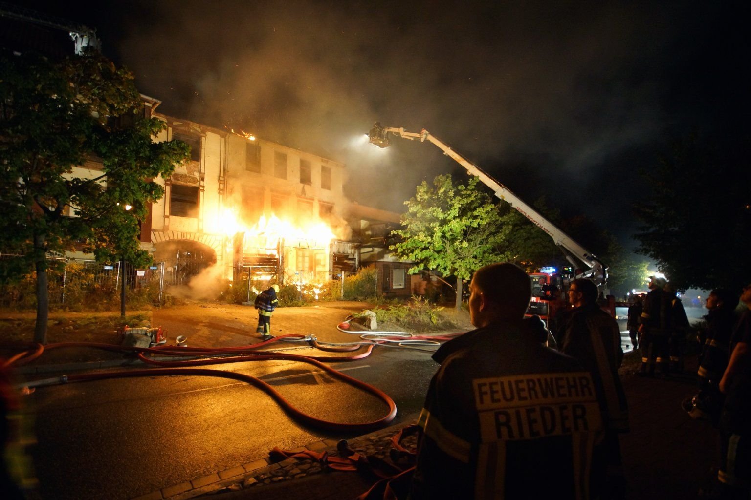 Feuerwehrleute versuchen in Bad Suderode, das Übergreifen der Flammen eines seit 20 Jahren leerstehendes früheres Ferienheimes auf die Nachbargebäude zu verhindern.