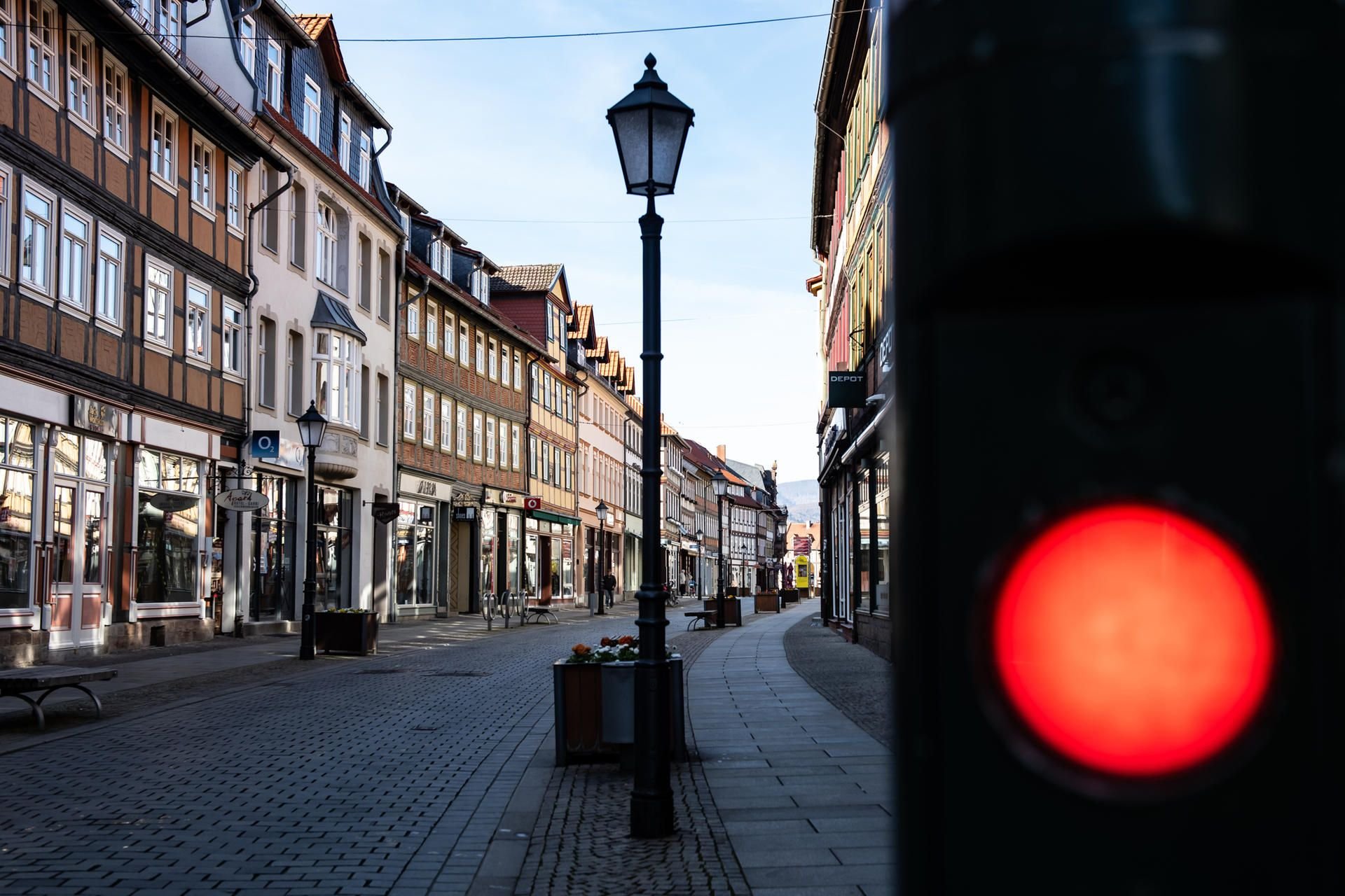 Wernigerode: Menschenleer ist die Breite Straße in der Innenstadt. Durch Maßnahmen zur Eindämmung des Coronavirus wird das öffentliche Leben in Sachsen-Anhalt massiv beeinträchtigt.