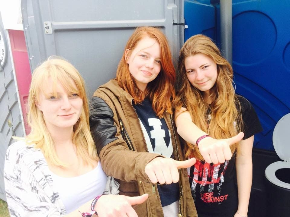 Sophie, Angi und Steffi machen beim SSB den Klo-Test.
