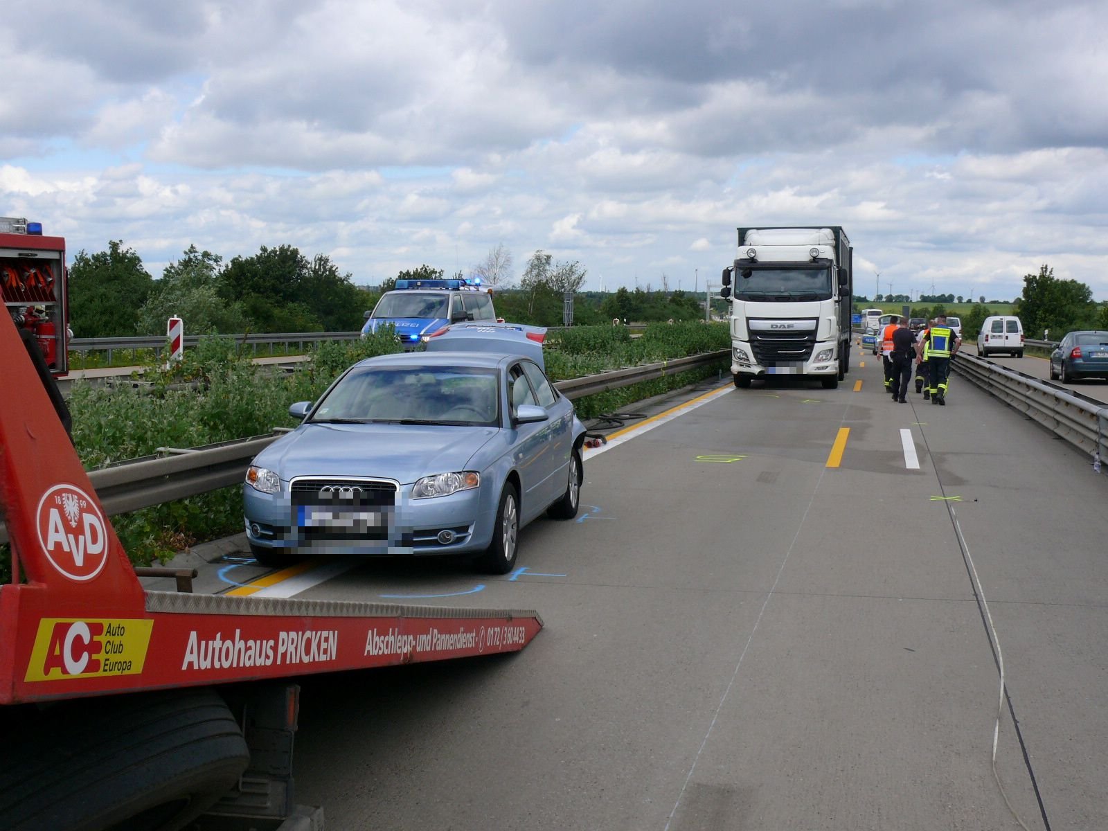 Der bei dem Aufprall des Sattelzugs (hinten) beschädigte Audi A4 aus dem Landkreis Zwickau wird auf der A14 bei Bernburg abgeschleppt.
