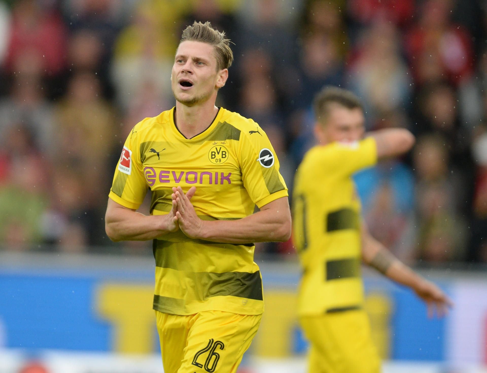 Lukasz Piszczek von Dortmund verzweifelt an der Freiburger Defensive.