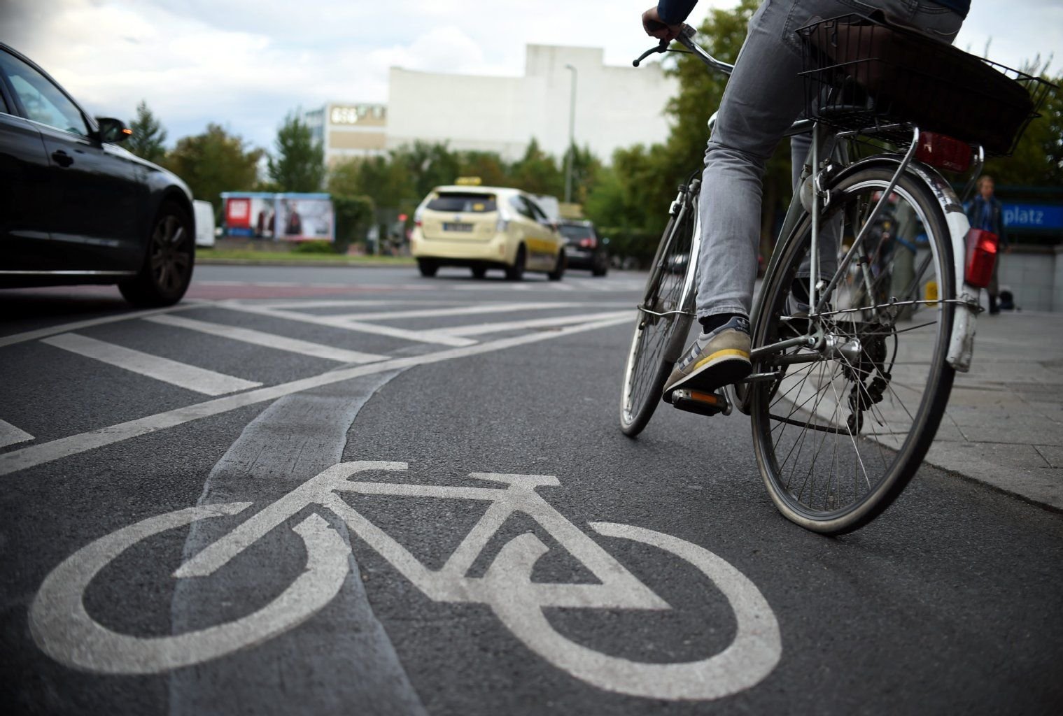 Sie müssen sich die Straßen teilen: Immer wieder kommt es zu Konflikten zwischen Rad- und Autofahrern.