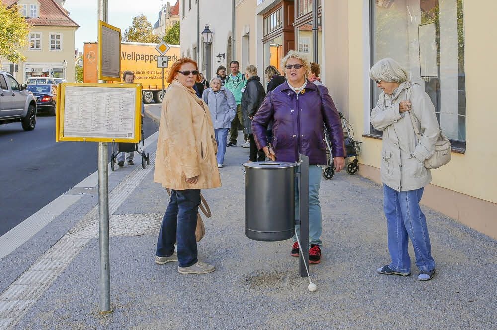Beim Rundgang der Selbsthilfekontaktstelle war die Bushaltestelle Braustraße auch ein Anlaufpunkt. Das Wartehäuschen fehlt aber noch.