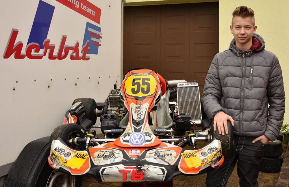 Paul Herbst mit seinem Kart, das im Winter zerlegt in der Garage aufbewahrt wird