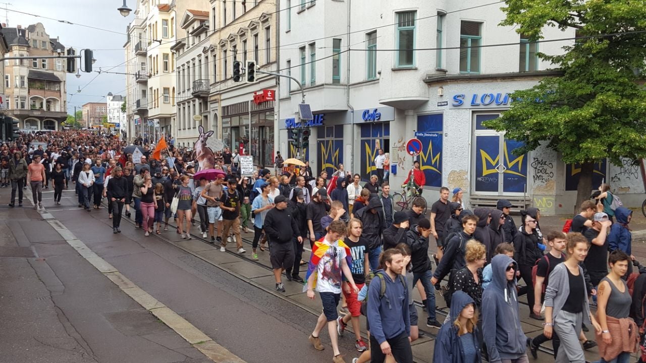 Rund 1000 Demonstranten ziehen durch Halle.